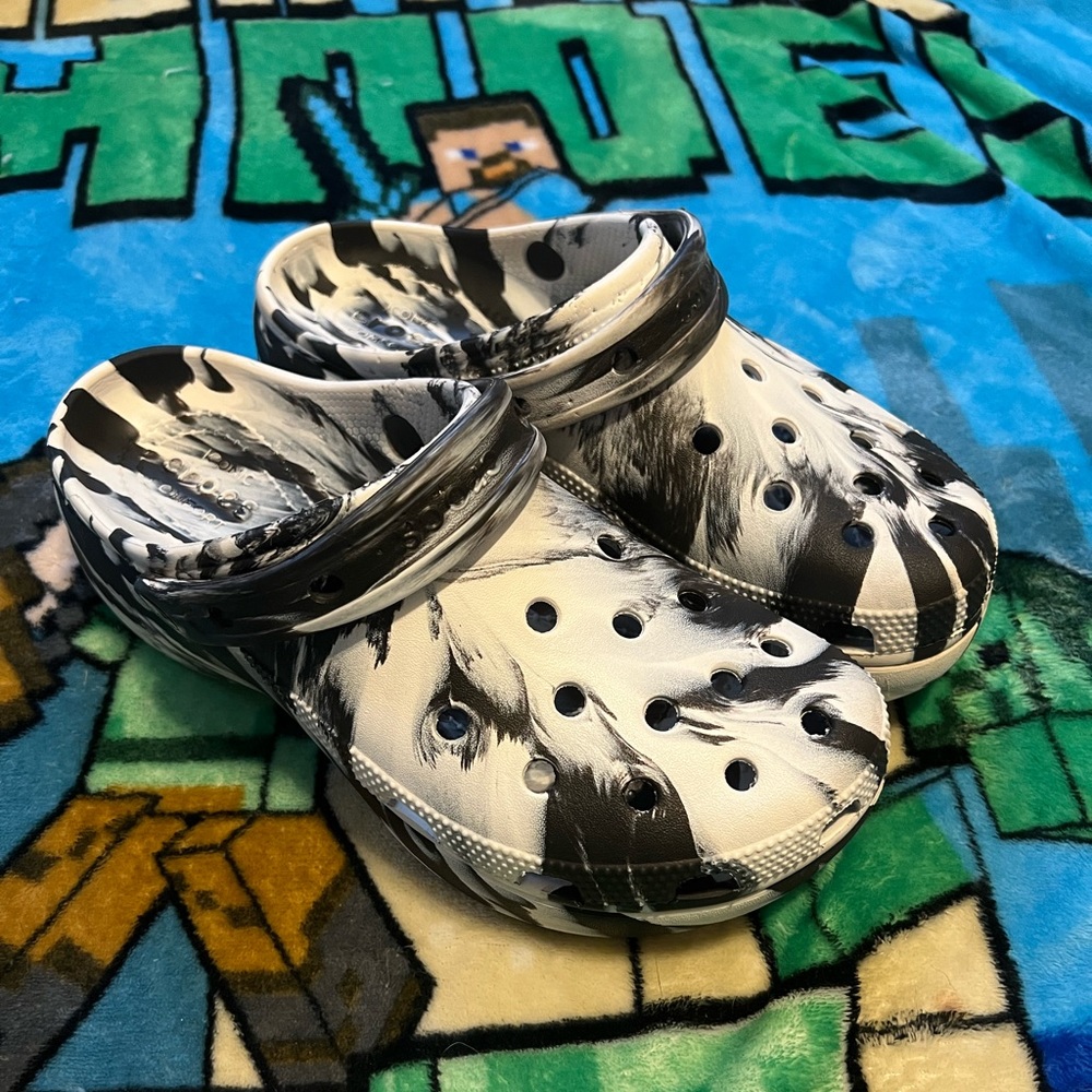 B&W MARBLE W10 PLATFORM CROCS